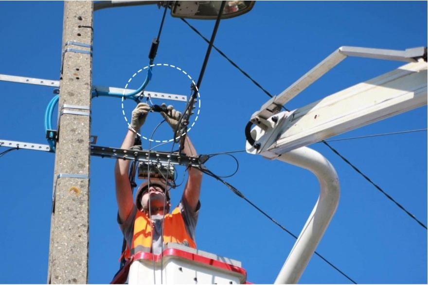 Utilisation d'une nacelle pour fixer la fibre à la traverse 2/2